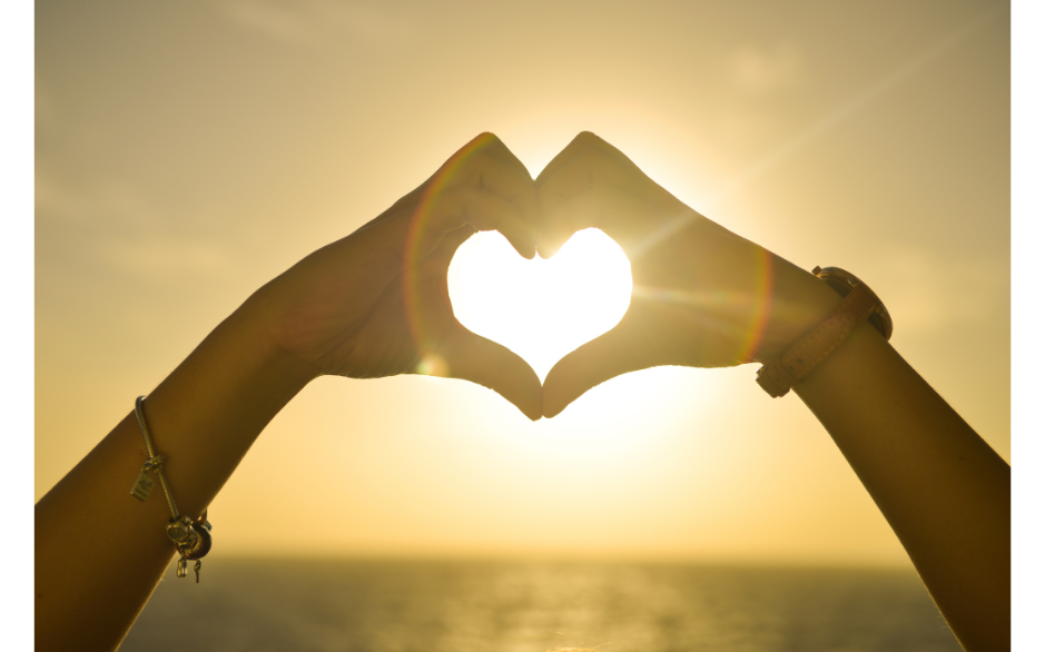 Main en forme de coeur représentant l'amour